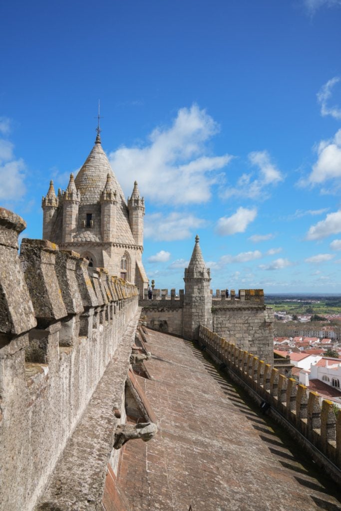 Ultimate Travel Guide to Visiting Évora, Portugal