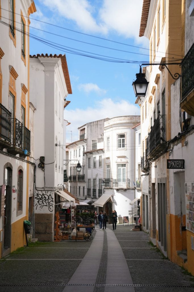Ultimate Travel Guide to Visiting Évora, Portugal