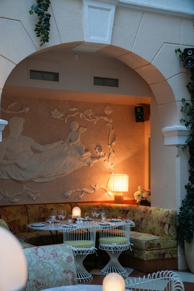 Arched dining room with a mural at Donna restaurant