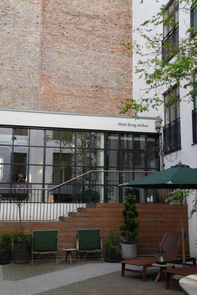 Courtyard entrance and terrace at Hotel Kong Arthur