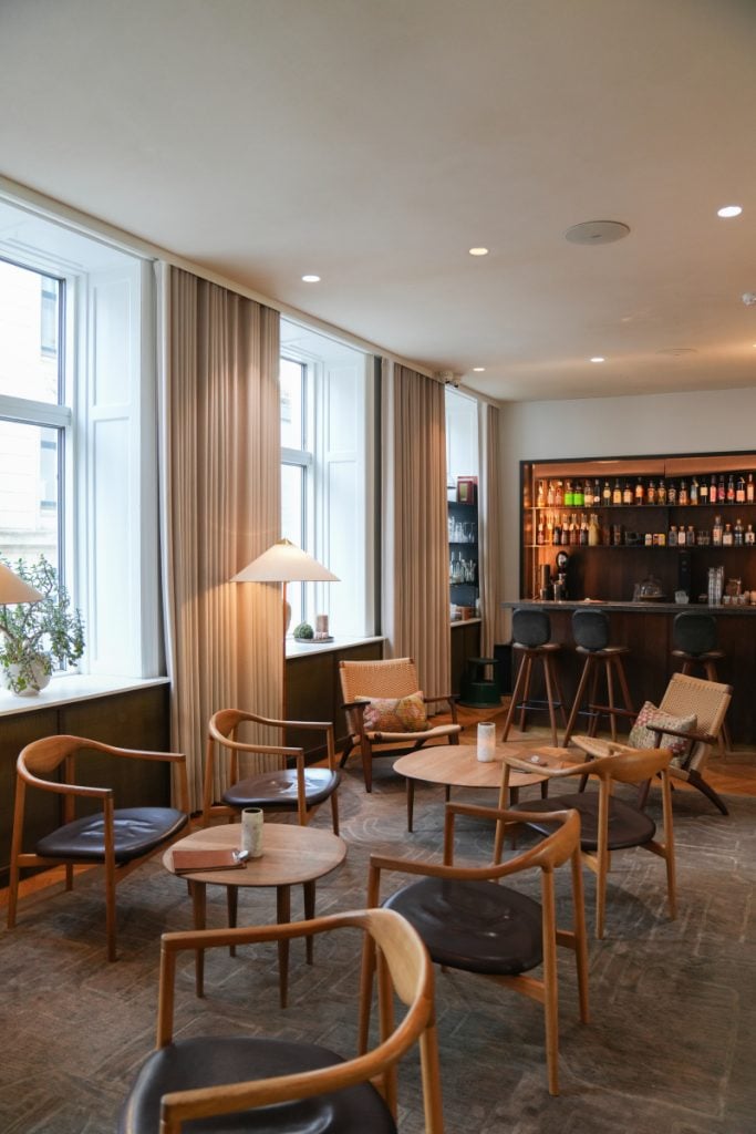 Mid-century lounge and bar at Hotel Kong Arthur