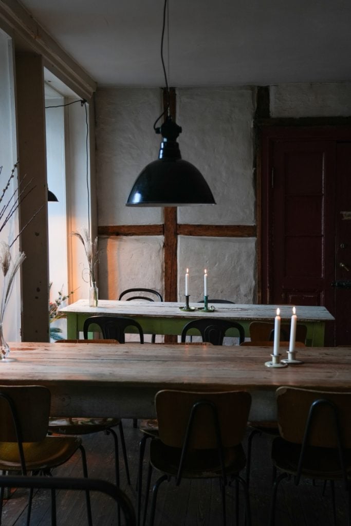 Candlelit wooden dining table inside Kompa'9