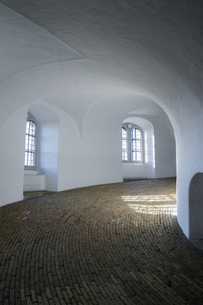 Curved white interior passage inside Rundetaarn