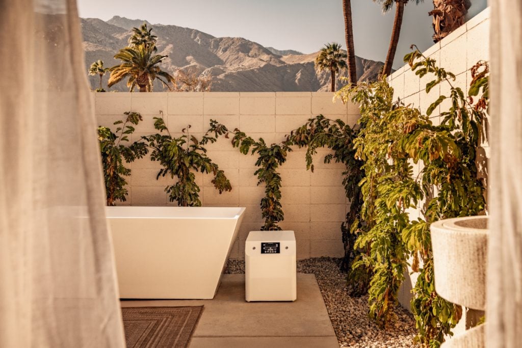 Terra Palm Springs exterior and courtyard