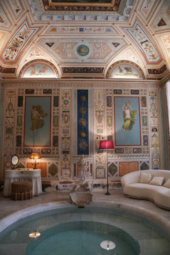 Frescoed chamber and circular pool at Bagno di Diana