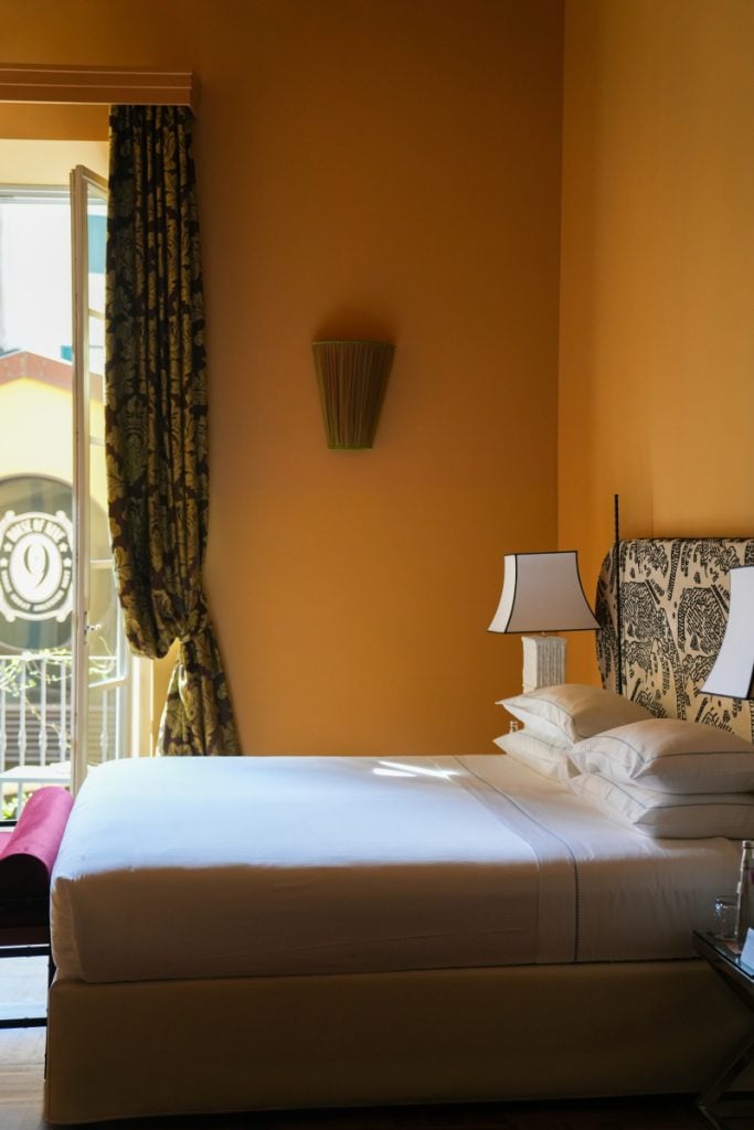 Guest room with balcony at Hotel Number Nine