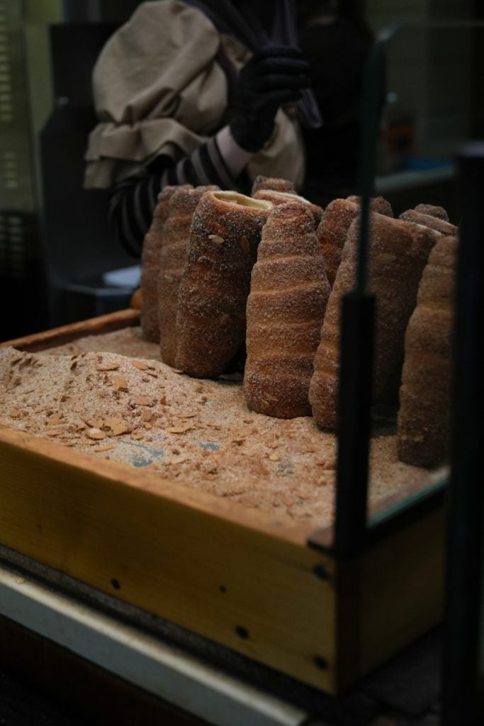 Fresh trdelník pastries in a Prague bakery display