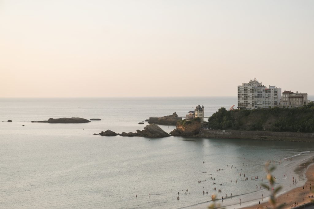 Plage de la Côte des Basques and rocky coastline