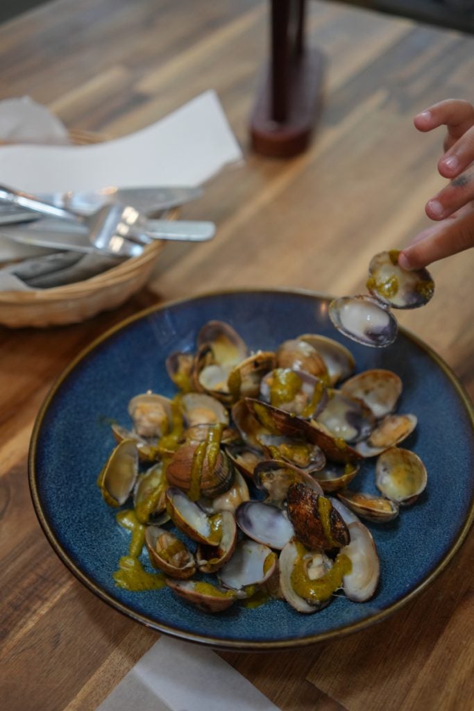 Clams with persillade sauce at Chez Jérôme