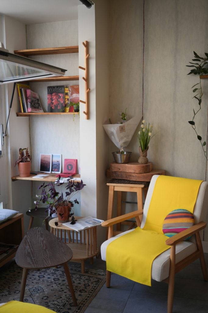 Yellow armchair and plants inside Coin de Table Boulangerie