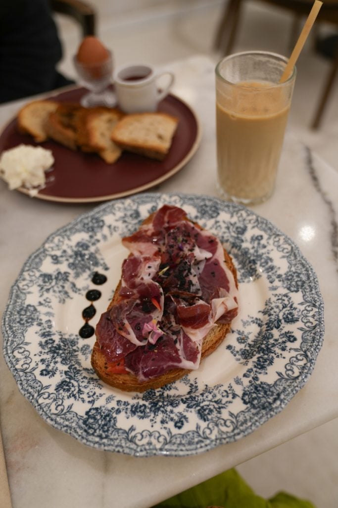 Breakfast with jamón toast and coffee at Bølge Café