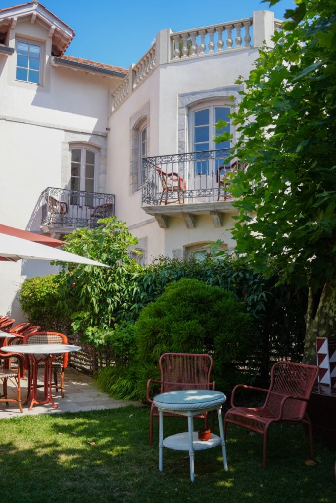 Garden seating outside Hôtel de Silhouette