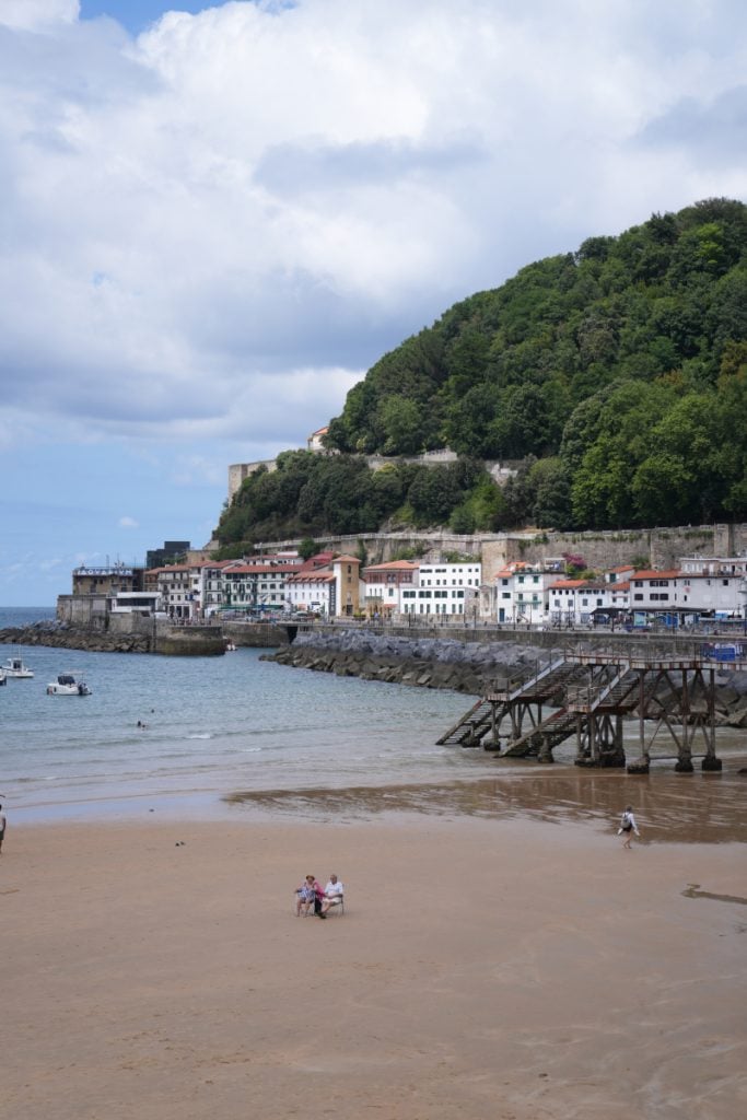 San Sebastián harbor beneath a forested hillside