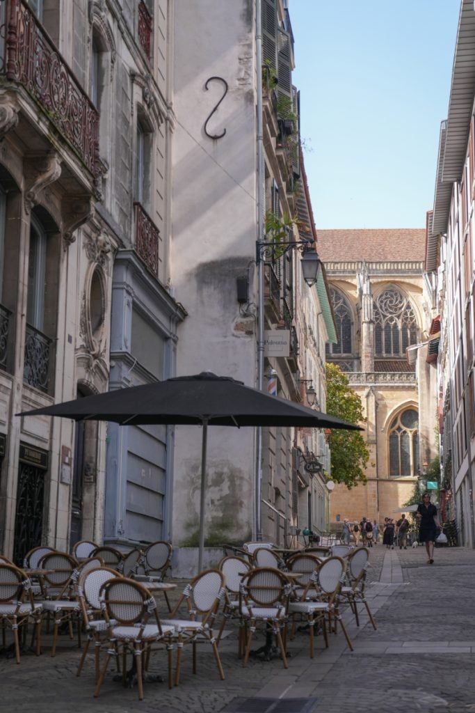 Café terrace along a narrow street near Sainte-Marie Cathedral