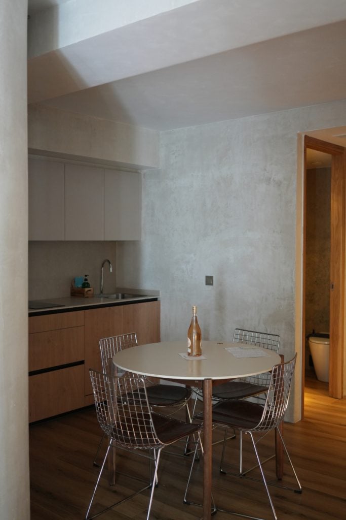 Kitchen and dining area at Enea Living