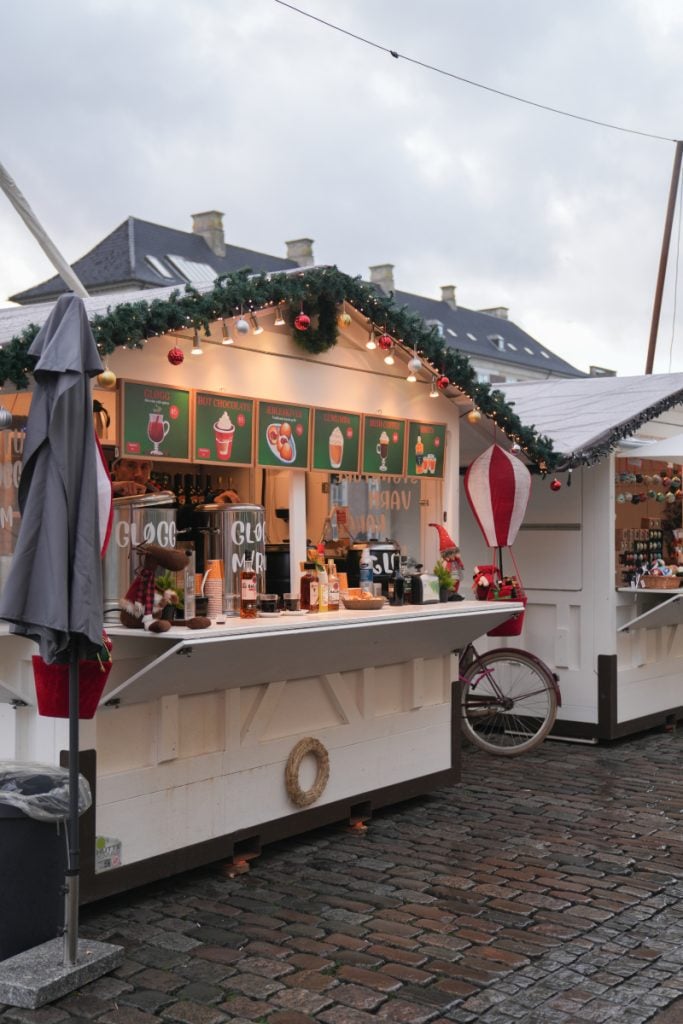 Gløgg stall decorated with garlands at Nyhavn Christmas Market