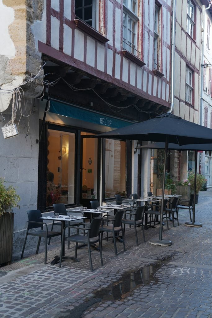 Outdoor tables at Relief restaurant in Bayonne