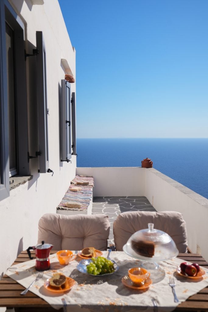 Breakfast on the sea-view terrace at Aggelis Villa near Artemonas.
