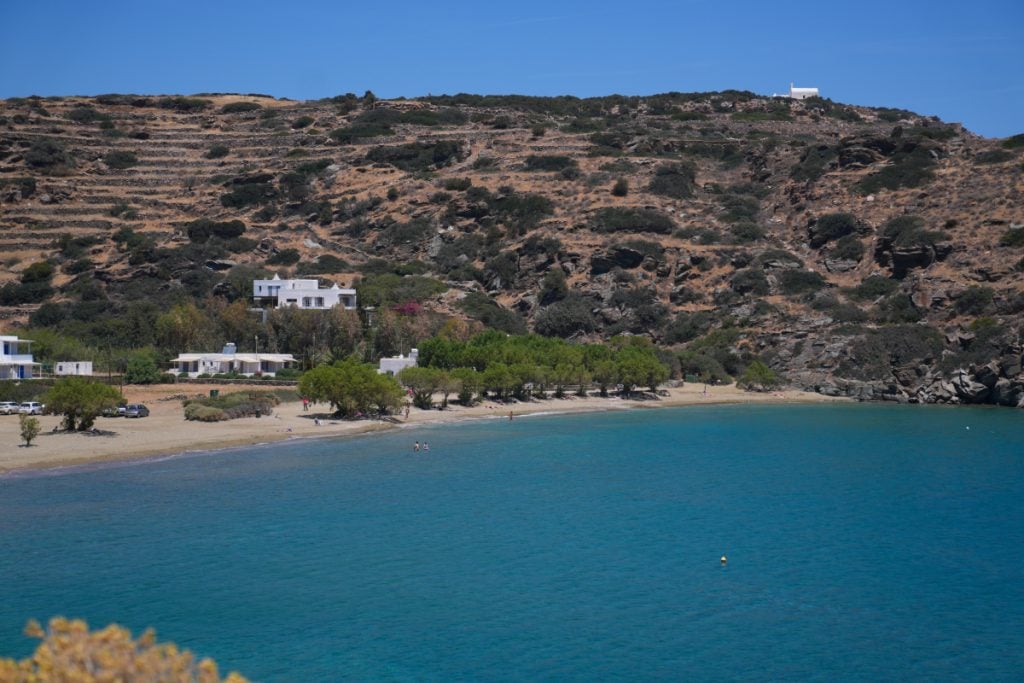 Apokofto Beach beneath a rugged hillside in Sifnos