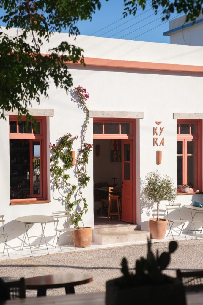 Whitewashed facade of Kyra restaurant in Plaka