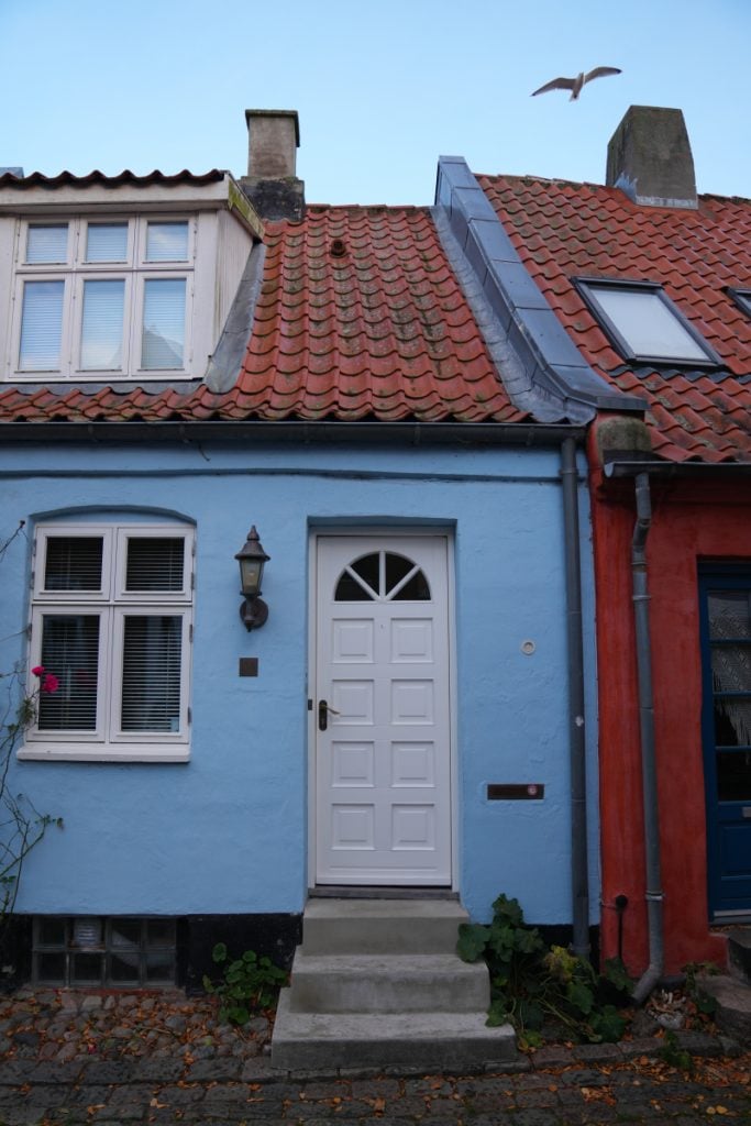 Blue house with red tile roof on Møllestien Street