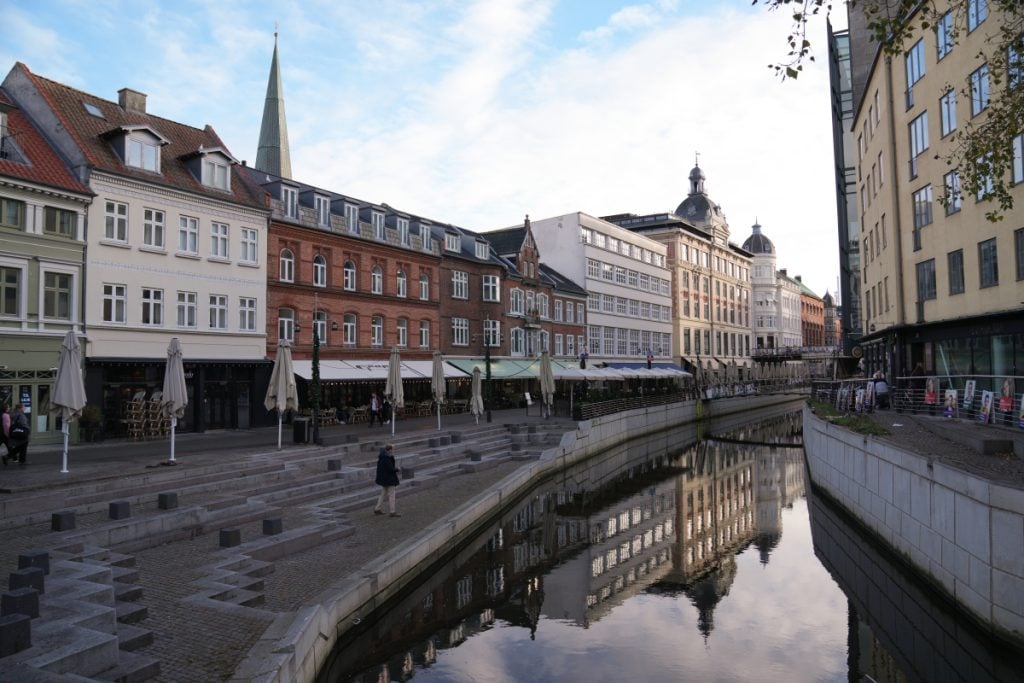 Buildings reflected in the canal at Vadestedet