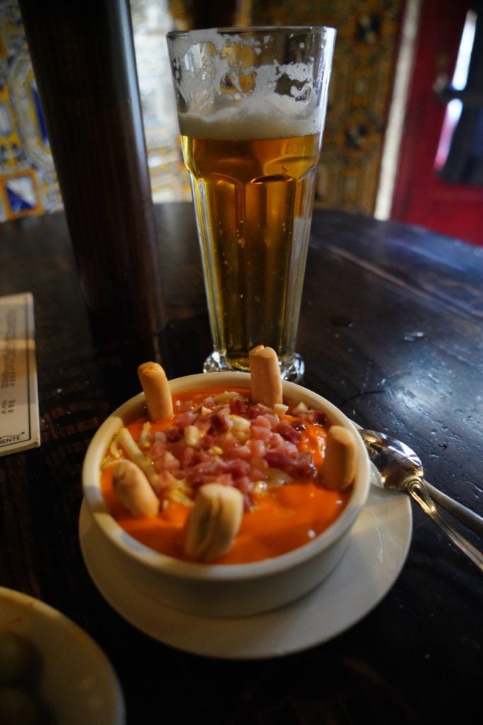 Beer and a bowl with breadsticks at Bodega de la Ardosa