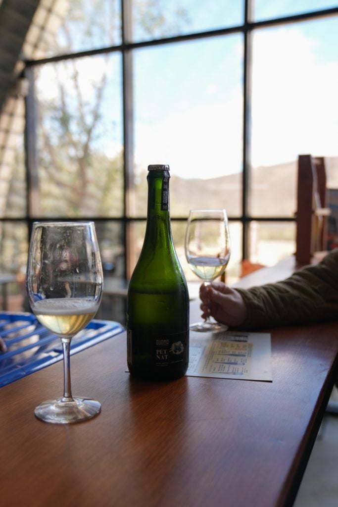 Pét-nat bottle and wine glasses at Duoma Vinos