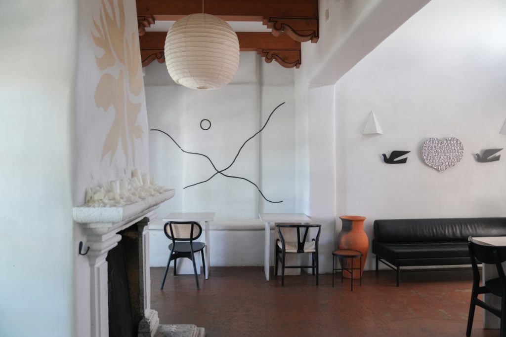 Black leather seating and wall art at El Rey Court Bar
