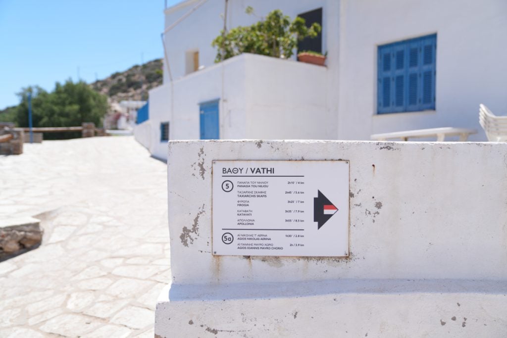 Sifnos trail marker pointing toward Vathi
