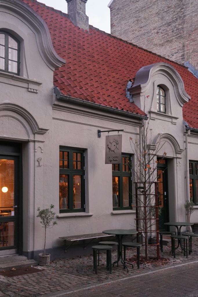 La Cabra café exterior with a red-tiled roof
