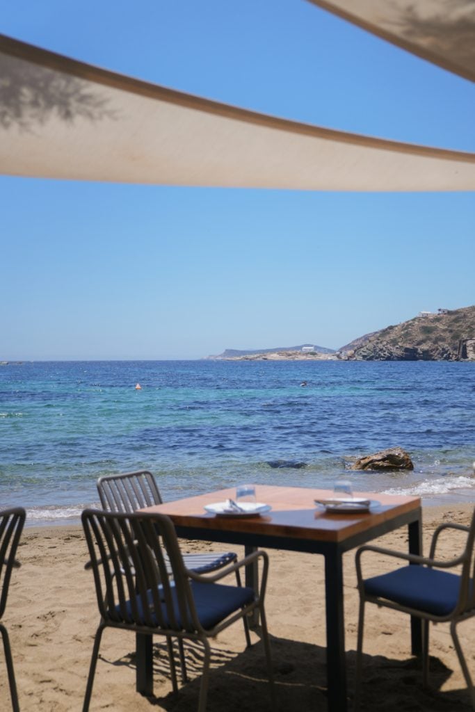 Beachfront dining table at Pelicanos in Sifnos