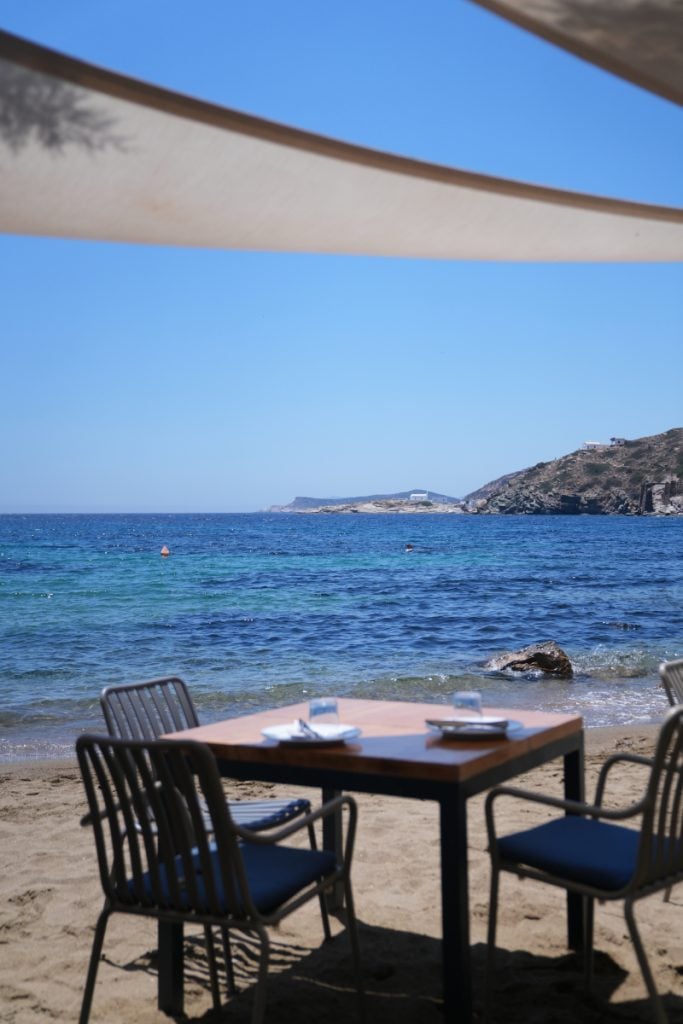 Beachfront dining table at Pelicanos on Sifnos
